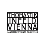 Artysta gra na strunach Thomastik-Infeld